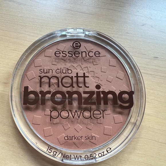 Essence sun club Matt bronzing powder & Essence Brighten up! Banana powder - Picture 6 of 8